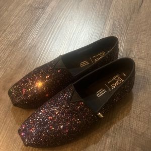 TOMS EUC Pink Glitter Black Slip-Ons Cloudbound Sole Size Womens Size 7 Slip Ons